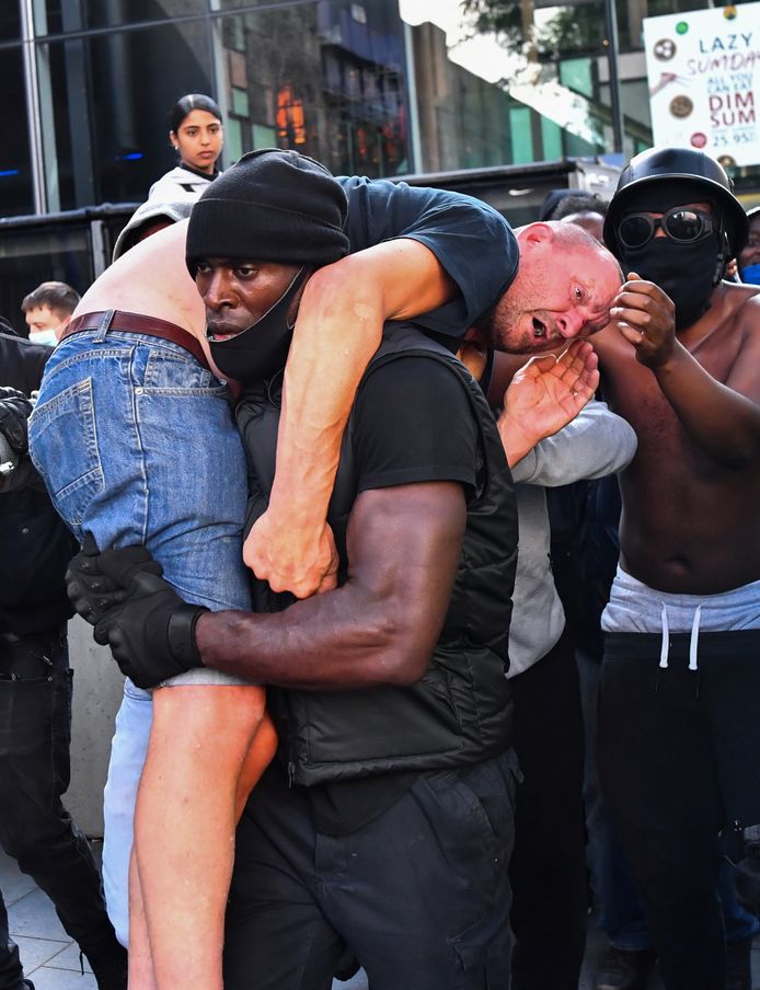 Black lives matter demonstrant brengt blanke man in veiligheid