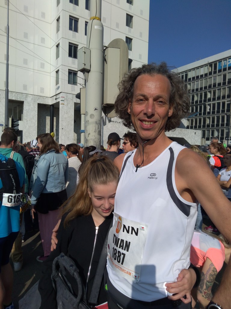 Twan met Yinthe voorafgaand aan de start Marathon Rotterdam